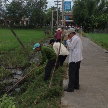 Hội Nông dân xã Hải Quế phối hợp ra quân chỉnh trang nông thôn